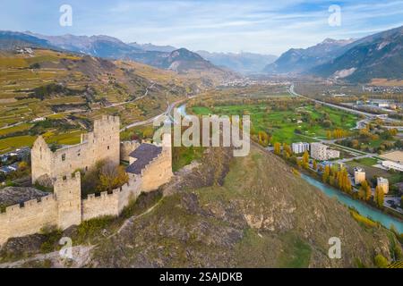 Luftaufnahme des Château de Tourbillon in der Stadt Sion im Herbst. Kanton Wallis, Tal der Rhône, Schweiz. Stockfoto