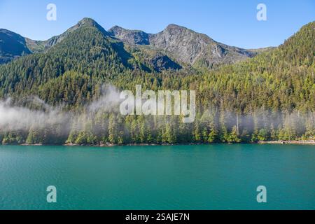 Neblige Sonnenaufgangslandschaft entlang der Inside Passage Cruise in British Columbia, Kanada. Stockfoto