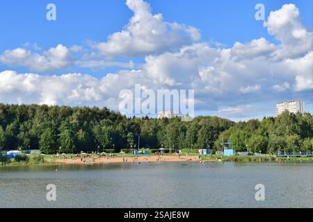 Moskau, Russland - Juli 30. 2023. Schulsee in Zelenograd - Ort der Ruhe Stockfoto