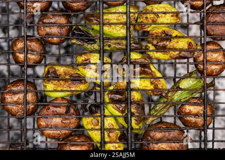 Brauner Champignon portobello-Pilze und Pfeffer werden auf Saibling-Grill gekocht. Stockfoto