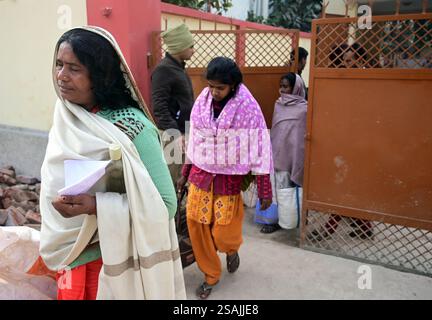 Prayagraj, Uttar Pradesh, Indien. Januar 2025. In der Leichenhalle des Moti Lal Neharu Colleges während des Mahakumbh Mela in Prayagraj sucht man nach ihren verlorenen Familienmitgliedern. UP (Bild: © Prabhat Kumar Verma/ZUMA Press Wire) NUR REDAKTIONELLE VERWENDUNG! Nicht für kommerzielle ZWECKE! Stockfoto