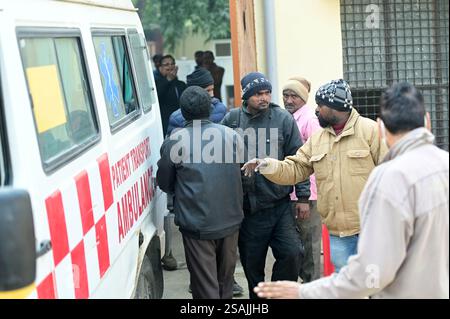 Prayagraj, Uttar Pradesh, Indien. Januar 2025. In der Leichenhalle des Moti Lal Neharu Colleges während des Mahakumbh Mela in Prayagraj sucht man nach ihren verlorenen Familienmitgliedern. UP (Bild: © Prabhat Kumar Verma/ZUMA Press Wire) NUR REDAKTIONELLE VERWENDUNG! Nicht für kommerzielle ZWECKE! Stockfoto