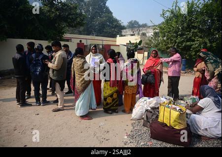 Prayagraj, Uttar Pradesh, Indien. Januar 2025. In der Leichenhalle des Moti Lal Neharu Colleges während des Mahakumbh Mela in Prayagraj sucht man nach ihren verlorenen Familienmitgliedern. UP (Bild: © Prabhat Kumar Verma/ZUMA Press Wire) NUR REDAKTIONELLE VERWENDUNG! Nicht für kommerzielle ZWECKE! Stockfoto
