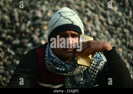 Prayagraj, Uttar Pradesh, Indien. Januar 2025. In der Leichenhalle des Moti Lal Neharu Colleges während des Mahakumbh Mela in Prayagraj sucht man nach ihren verlorenen Familienmitgliedern. UP (Bild: © Prabhat Kumar Verma/ZUMA Press Wire) NUR REDAKTIONELLE VERWENDUNG! Nicht für kommerzielle ZWECKE! Stockfoto