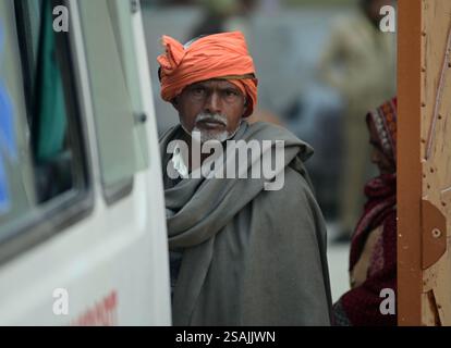 Prayagraj, Uttar Pradesh, Indien. Januar 2025. In der Leichenhalle des Moti Lal Neharu Colleges während des Mahakumbh Mela in Prayagraj sucht man nach ihren verlorenen Familienmitgliedern. UP (Bild: © Prabhat Kumar Verma/ZUMA Press Wire) NUR REDAKTIONELLE VERWENDUNG! Nicht für kommerzielle ZWECKE! Stockfoto