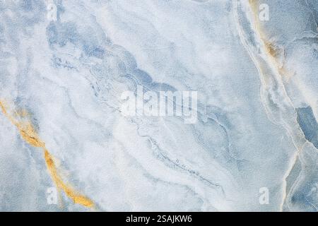 Ein abstraktes, fließendes Kunstgemälde mit wirbelnden Blau- und Weißtönen, die eine marmorähnliche Textur schaffen. Stockfoto