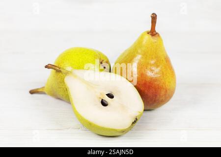 Gelbe Birnen. Birnen auf weißem Holzhintergrund. Pears Makrofoto im Studio. Stockfoto