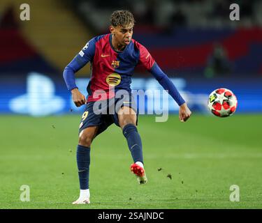 Barcelona, Spanien. 30. Januar 2025. Lamine Yamal vom FC Barcelona spielte während des Spiels der UEFA Champions League am 29. Januar 2025 im Stadion Lluis Companys in Barcelona, Spanien. (Foto: Judit Cartiel/PRESSINPHOTO) Credit: PRESSINPHOTO SPORTS AGENCY/Alamy Live News Stockfoto