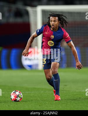 Barcelona, Spanien. 30. Januar 2025. Jules Kounde vom FC Barcelona spielte am 29. Januar 2025 im Stadion Lluis Companys in Barcelona, Spanien, während des Spiels der UEFA Champions League, Datum 8, zwischen dem FC Barcelona und Atalanta. (Foto: Judit Cartiel/PRESSINPHOTO) Credit: PRESSINPHOTO SPORTS AGENCY/Alamy Live News Stockfoto