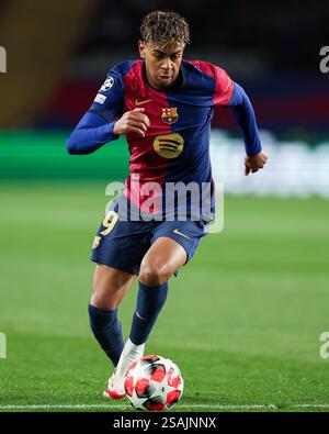 Barcelona, Spanien. 30. Januar 2025. Lamine Yamal vom FC Barcelona spielte während des Spiels der UEFA Champions League am 29. Januar 2025 im Stadion Lluis Companys in Barcelona, Spanien. (Foto: Judit Cartiel/PRESSINPHOTO) Credit: PRESSINPHOTO SPORTS AGENCY/Alamy Live News Stockfoto