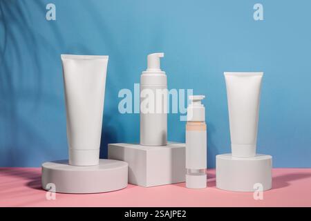 Leere Kosmetik-Hautpflegeprodukte oder Verpackungen für Modelle. Beauty- und Spa-Konzept. Lotion und Creme Feuchtigkeit für die Gesundheit der Haut. Premium- und Luxus-Design Stockfoto
