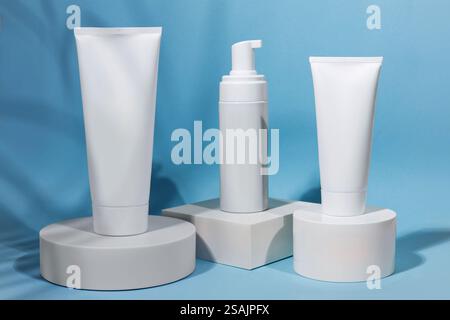 Leere Kosmetik-Hautpflegeprodukte oder Verpackungen für Modelle. Beauty- und Spa-Konzept. Lotion und Creme Feuchtigkeit für die Gesundheit der Haut. Premium- und Luxus-Design Stockfoto