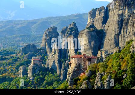 Auf den Hügeln gelegene Klöster von Meteora im Herbst, Trikala, Thessalien, Griechenland Stockfoto