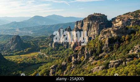 Auf den Hügeln gelegene Klöster von Meteora im Herbst, Trikala, Thessalien, Griechenland Stockfoto
