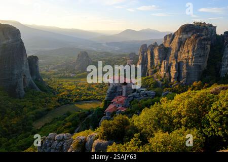 Auf den Hügeln gelegene Klöster von Meteora im Herbst, Trikala, Thessalien, Griechenland Stockfoto