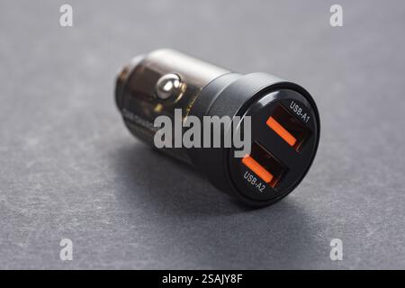 Telefonladegerät vom Zigarettenanzünder-Adapter im Auto. Stockfoto
