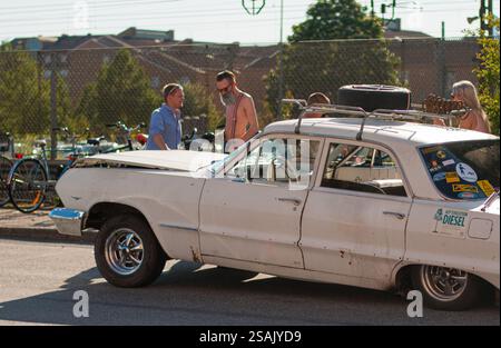 Junge Leute in der Nähe eines amerikanischen Oldtimers Stockfoto