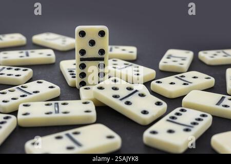 Großer Haufen von Dominosteinen auf dunklem Hintergrund. Stockfoto