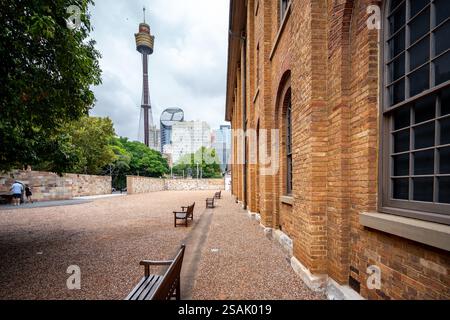 Sydney, NSW, Australien - historische Hyde Park Kaserne mit dem Sydney Tower Eye im Hintergrund Stockfoto