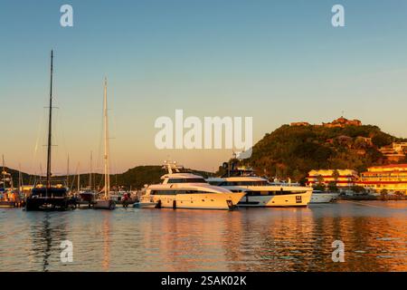 Luxusyachten im Hafen und Yachthafen von Marigot auf der Karibikinsel Saint Martin (Sint Maarten), Französisch-Westindien Stockfoto