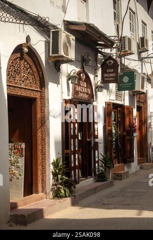 Afrika Tansania, Sansibar, Stonetown, Kenyatta Road, Tanzanite Edelsteinladen in kürzlich restauriertem Gebäude Stockfoto