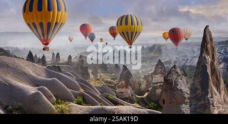 Blick auf die spektakuläre schöne Fairy Chimney Felsformationen in der Nähe von Goreme in der frühen Morgensonne, Türkei. Kappadokien ist ein Gebiet der spect Stockfoto