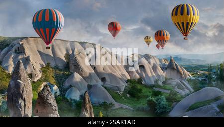 Blick auf die spektakuläre schöne Fairy Chimney Felsformationen in der Nähe von Goreme in der frühen Morgensonne, Türkei. Kappadokien ist ein Gebiet der spect Stockfoto