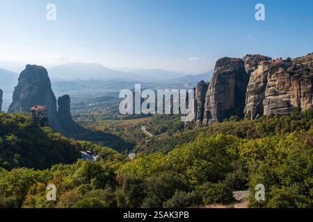 Auf den Hügeln gelegene Klöster von Meteora im Herbst, Trikala, Thessalien, Griechenland Stockfoto