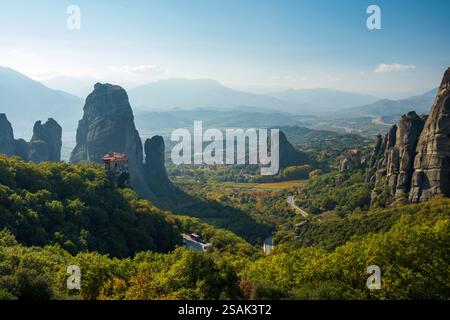 Auf den Hügeln gelegene Klöster von Meteora im Herbst, Trikala, Thessalien, Griechenland Stockfoto
