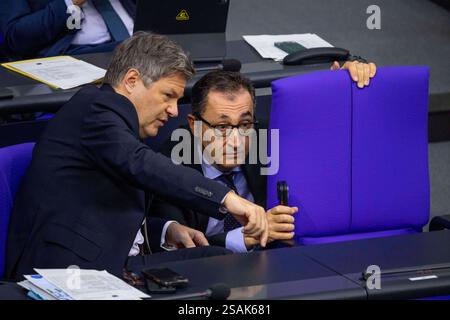 L-R Robert Habeck, Bundesminister für Wirtschaft und Klimaschutz und Vizekanzler, und Cem Oezdemir, Bundesminister für Landwirtschaft und Ernaehrung, unterhalten sich auf der Regierungsbank im Bundestag in Berlin, 30.01.2025. Berlin Deutschland *** L R Robert Habeck, Bundesminister für Wirtschaft und Klimaschutz und Vizekanzler, und Cem Oezdemir, Bundesminister für Landwirtschaft und Ernährung, Vortrag auf der Regierungsbank im Bundestag in Berlin, 30 01 2025 Berlin Deutschland Copyright: XJulianexSonntagx Stockfoto