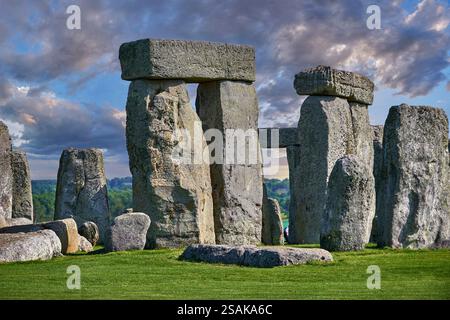 Foto des berühmten, weltberühmten Steinkreises aus dem neolithischen Stonehenge, Salisbury Plain in Wiltshire, England. Stockfoto