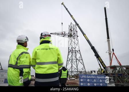 Altenkrempe, Deutschland. 30. Januar 2025. Mitarbeiter einer Spezialfirma bauen einen Pylon für die 380-kV-Ostküste. Der Netzbetreiber TenneT begann am Donnerstag mit der Installation weiterer 16 Pylonen für die 380-Kilovolt-Ostküstenlinie. Die Hochspannungsleitung soll Ende 2027 fertiggestellt werden. Quelle: Christian Charisius/dpa/Alamy Live News Stockfoto