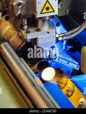 CNC-Laserröhrenschneidemaschine in Aktion, die helle Funken ausstrahlt, wenn sie Metall präzise und automatisiert schneidet Stockfoto
