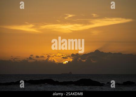 Wunderschöner und romantischer Sonnenuntergang in Orange über dem Meer. Urlaub, lebendige Natur. Stockfoto