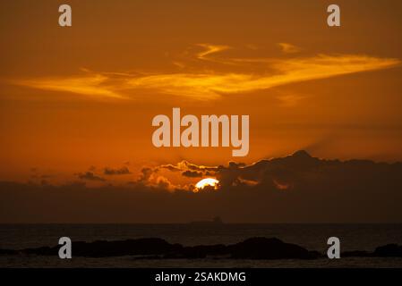 Wunderschöner und romantischer Sonnenuntergang in Orange über dem Meer. Urlaub, lebendige Natur. Stockfoto