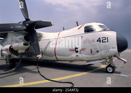 Erster Golfkrieg: 25. März 1991 Ein Greyhound der US Navy COD Grumman C-2 von der USS Midway wird am Kuwait International Airport betankt. Stockfoto