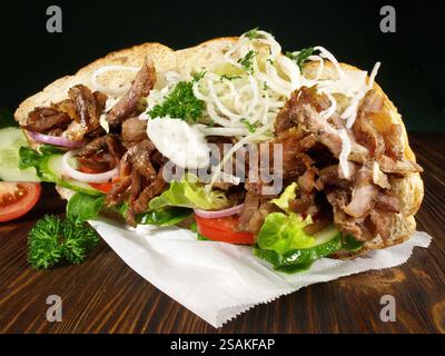 Kebab-Sandwich mit gegrilltem Fleisch Stockfoto