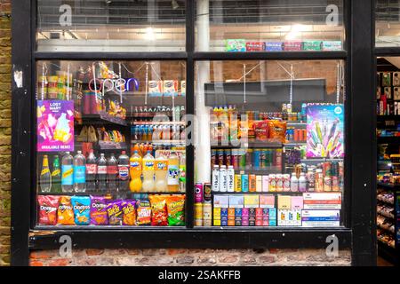 Flaschen Dosen und Snacks im Lebensmittelgeschäft in newcastle upon tyne, tyne & Wear großbritannien Stockfoto