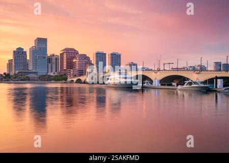 West Palm Beach, Florida, USA. Stadtbild von West Palm Beach, Florida mit Reflexion der Skyline der Stadt im Wasser bei schönem Sonnenuntergang. Stockfoto