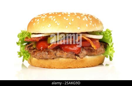 Hamburger mit Speck - Fast Food auf weißem Hintergrund Stockfoto