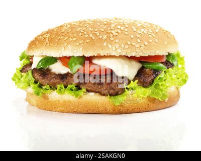 Tomato Mozzarella Hamburger - Fast Food auf weißem Hintergrund Stockfoto