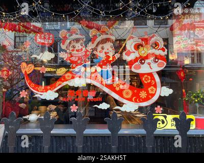 Dekoration in chinesischem Restaurant-Fenster, das das Jahr der Schlange feiert, Gerrard Street, London, Großbritannien Stockfoto