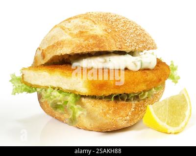 Tofu Nuggets in einem Brötchen - Fast Food auf weißem Hintergrund Stockfoto