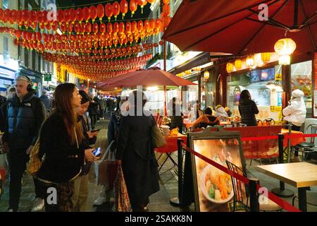 London, Großbritannien. Januar 2025. Die Geschäfte und Restaurants von China Town sind geschäftig und die Straßen überfüllt, während Touristen und Einheimische das chinesische Neujahr feiern, den Beginn des chinesischen Jahres der Schlange. Quelle: Anna Watson/Alamy Live News Stockfoto