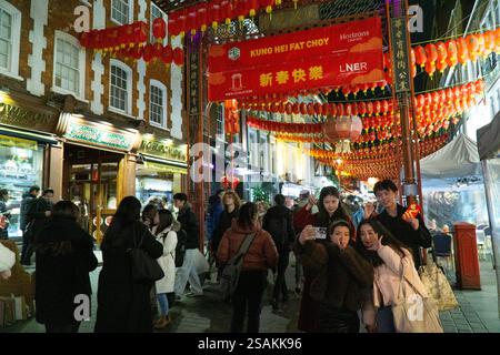 London, Großbritannien. Januar 2025. Die Geschäfte und Restaurants von China Town sind geschäftig und die Straßen überfüllt, während Touristen und Einheimische das chinesische Neujahr feiern, den Beginn des chinesischen Jahres der Schlange. Quelle: Anna Watson/Alamy Live News Stockfoto