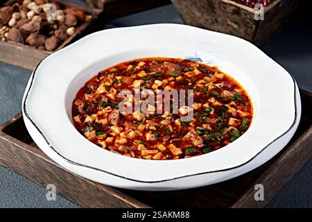 Einheimisches, gebratenes rotes Öl, würzige Wurst, Lauch, gerösteter Tofu Stockfoto