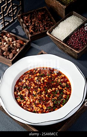 Einheimisches, gebratenes rotes Öl, würzige Wurst, Lauch, gerösteter Tofu Stockfoto