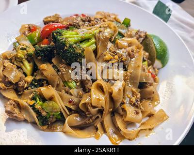 Gebratene Rindernudeln mit Gemüse Close-up Eye Level Shot Stockfoto