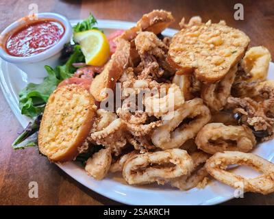 Golden Fried Calamari mit Knoblauchbrot und Salat auf Augenhöhe Stockfoto