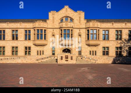 Das Gebäude ist alt und hat viele Fenster. Es ist ein großes Gebäude mit viel Stein Stockfoto